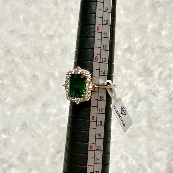 Emerald Green Halo ring set in gold - size 7 - Picture 3 of 3